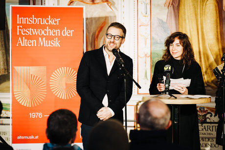 Fabio Ceresa, Regisseur von "Il pomo d'oro" & Leonie Schiessendoppler, Pressesprecherin | © Amir Kaufmann Fabio Ceresa, Regisseur von "Il pomo d'oro" & Leonie Schiessendoppler, Pressesprecherin | © Amir Kaufmann