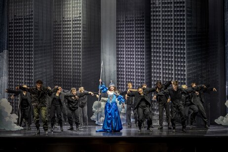 Federico D. E. Sacchi (Cecrope), Shira Patchornik (Pallade), choir | © Birgit Gufler