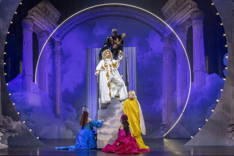 Giacomo Nanni (Giove), Shira Patchornik (Pallade), Jone Martinez (Venere), Sophie Rennert (Giunone), dancer  | © Birgit Gufler