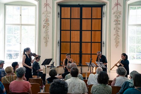 Wir feiern! | © Mona Wibmer | Innsbrucker Festwochen