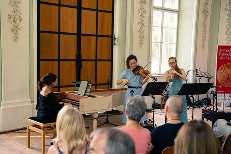 Wir feiern! | © Mona Wibmer | Innsbrucker Festwochen