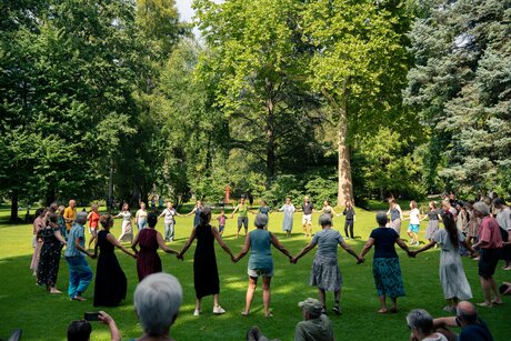 Wir feiern! | © Mona Wibmer | Innsbrucker Festwochen