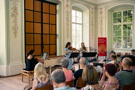 Wir feiern! | © Mona Wibmer | Innsbrucker Festwochen