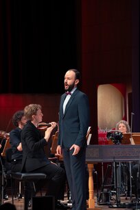 Luis-Felipe Sousa | Bass-Baritone (BRA) | © Mona Wibmer Luis-Felipe Sousa | Bass-Baritone (BRA) | © Mona Wibmer