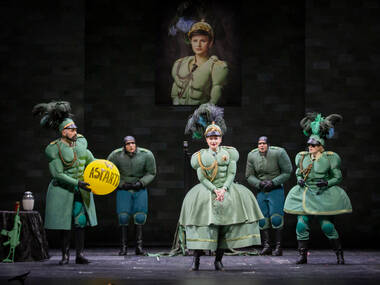 Luigi De Donato (Fenicio), Dara Savinova (Elisa)  Ana Maria Labin (Agenore) & Statisten © Birgit Gufler