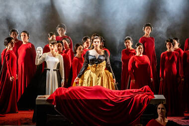 Emilie Renard (Abra), Sophie Rennert (Juditha), Chor & Lorrie Garcia (Ozias, vorn) © Birgit Gufler