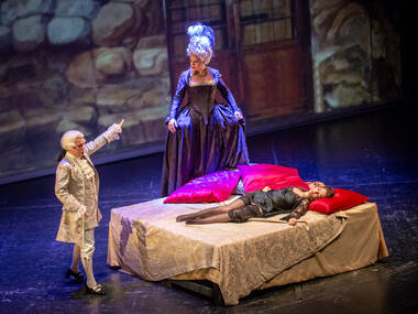 Semele (v.l.) Sonia Prina (Giove), Roberta Invernizzi (Giunone), Francesca Aspromonte (Semele); 
© Innsbrucker Festwochen / Rupert Larl