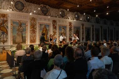 Glorious Viols © Leo Binder