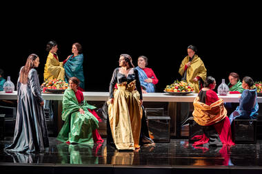 Anastasia Boldyreva (Holofernes), Sophie Rennert (Juditha) & Chor © Birgit Gufler