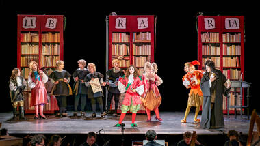 Maria Dalia Albertini, Alberto Allegrezza, Statisten, Shira Patchornik (Olmiro), Hannah De Priest (Gilde), Rémy Brès-Feuillet (Delio) & Rocco Lia (Ernando) © Birgit Gufler Szene aus der Barockoper:Jung-Produktion «L'amazzone corsara» © Birgit Gufler