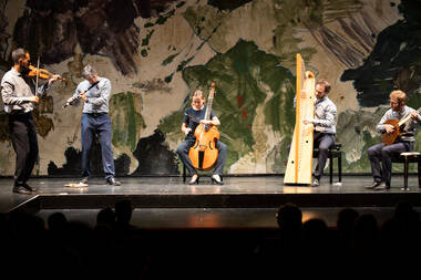 The Curious Bards in "By Moonlight on the Green" im Tiroler Landestheater (3) © Innsbrucker Festwochen/Lercher