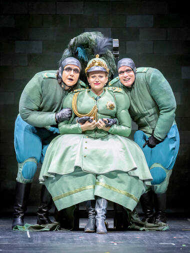 Dara Savinova (Elisa) & Statisten © Birgit Gufler (2)