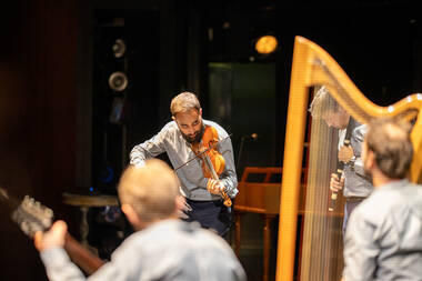 The Curious Bards in "By Moonlight on the Green" im Tiroler Landestheater (6) © Innsbrucker Festwochen/Lercher