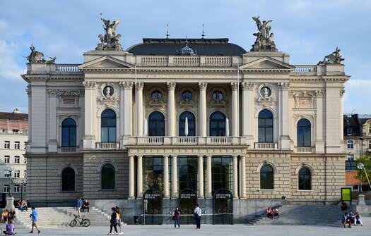 Opernhaus_Zürich_-_Sechseläutenplatz_2013-08-31_18-30-40