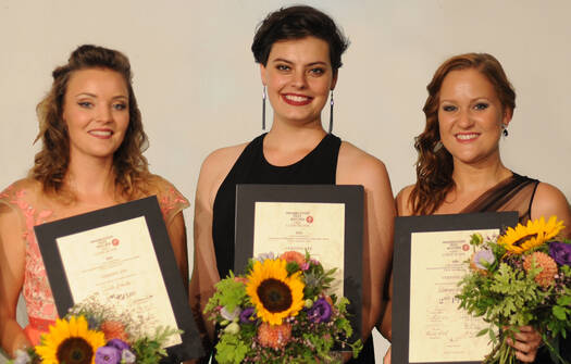 (v.l.) Giulia Bolcato (3. Platz), Emily D’Angelo (1. Platz und Publikumspreis) und Eléonore Pancrazi (2. Platz) © Demetz