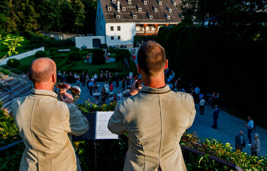Trompetenfanfaren Schloss Ambras Trompetenfanfaren auf Schloss Ambras geben den Beginn der Veranstaltung bekannt. © Felix Pirker