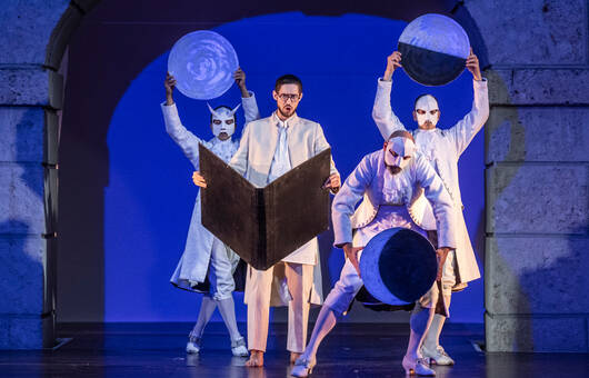 Apollo e Dafne Jasin Rammal-Rykała (Alfesibeo), Schattenspieler von alTREtracce;
© Innsbrucker Festwochen / Rupert Larl