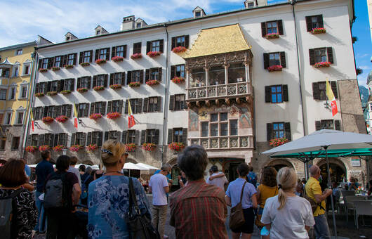 Mit Pauken und Trompeten