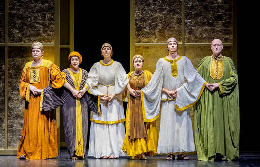 Andreas Wolf (Hiarbas), Jone Martínez (Menalippe), Statistin, Alicia Amo (Anna), Statist, Jose Antonio Lopez (Juba) ©BirgitGufler