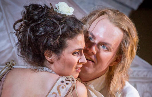 Die römische Unruhe, oder Die edelmütige Octavia (v.l.) Federica Di Trapani (Ormoena), Morgan Pearse (Nero) © Innsbrucker Festwochen / Rupert Larl
